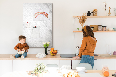 Pizarra de corcho decorativa con elegante estampado de mármol en tonos neutros