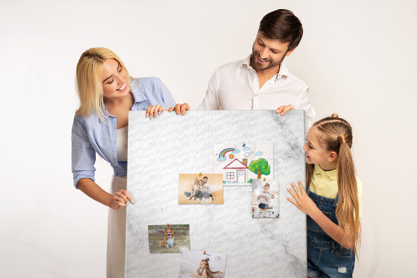 Pizarra de corcho decorativa con elegante estampado de mármol en tonos neutros