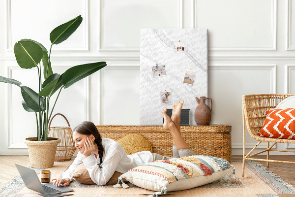 Tablero de corcho para pared Elegante estampado de mármol en tonos grises.