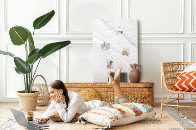 Tablero de corcho para pared Elegante estampado de mármol en tonos grises.