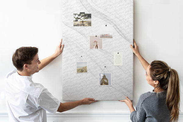 Tablero de corcho para pared Elegante estampado de mármol en tonos grises.