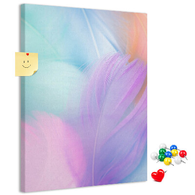Decoración pizarra de corcho Delicadas plumas en tonos pastel.