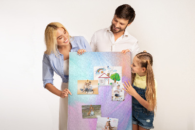 Pizarra de corcho decorativa con diseño de delicadas plumas en tonos pastel