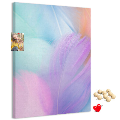 Pizarra de corcho decorativa con diseño de delicadas plumas en tonos pastel