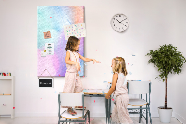 Pizarra de corcho decorativa con diseño de delicadas plumas en tonos pastel