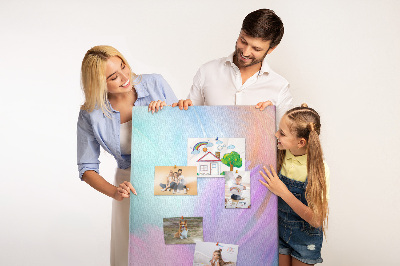 Pizarra de corcho decorativa con diseño de delicadas plumas en tonos pastel