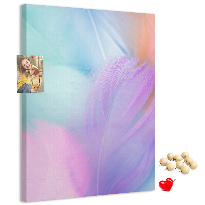Pizarra de corcho decorativa con diseño de delicadas plumas en tonos pastel