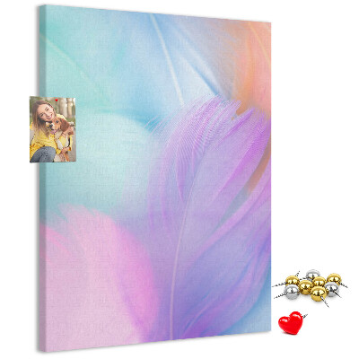 Pizarra de corcho decorativa con diseño de delicadas plumas en tonos pastel