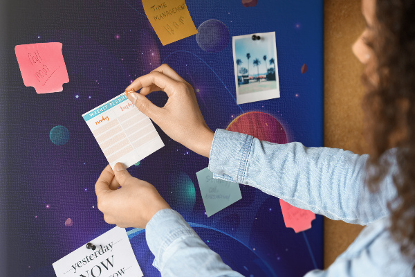 Tablero de corcho para pared con diseño de paisaje espacial de planetas y asteroides