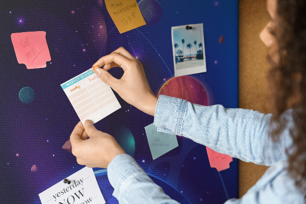 Tablero de corcho para pared con diseño de paisaje espacial de planetas y asteroides