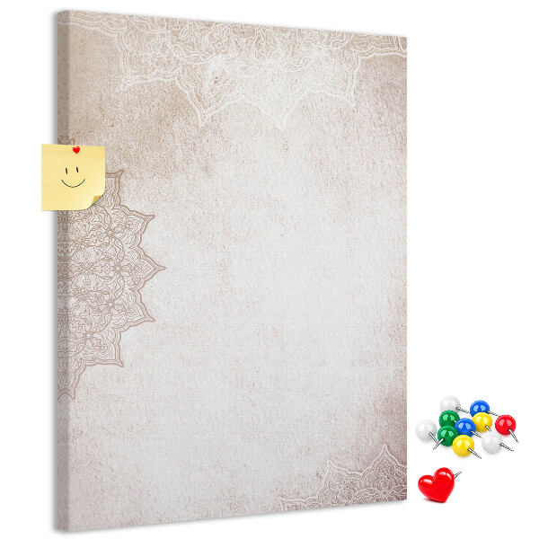 Tablero de corcho con un delicado estampado de mandala sobre fondo claro