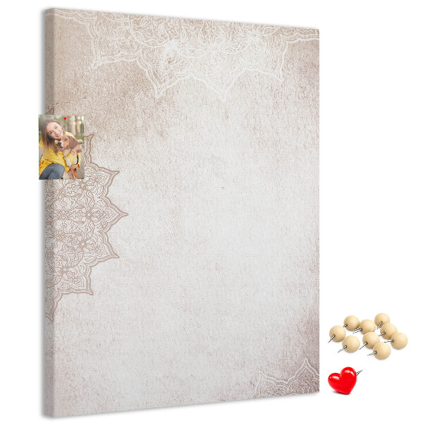 Tablero de corcho con un delicado estampado de mandala sobre fondo claro