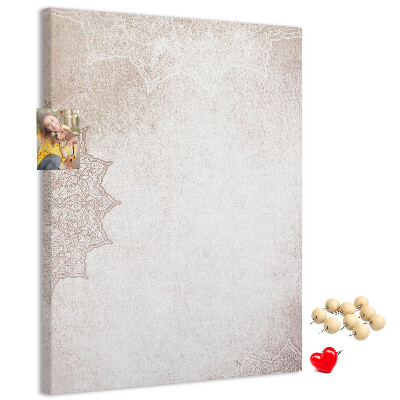 Tablero de corcho con un delicado estampado de mandala sobre fondo claro
