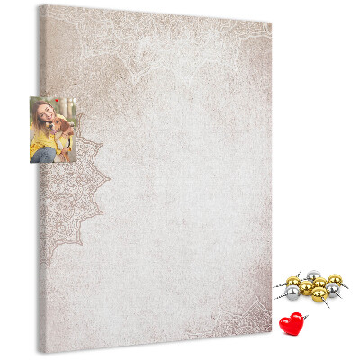 Tablero de corcho con un delicado estampado de mandala sobre fondo claro