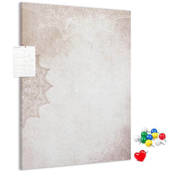 Tablero de corcho con un delicado estampado de mandala sobre fondo claro