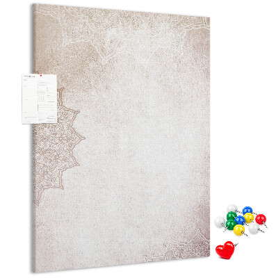 Tablero de corcho con un delicado estampado de mandala sobre fondo claro