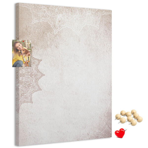 Tablero de corcho con un delicado estampado de mandala sobre fondo claro