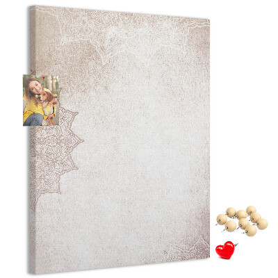 Tablero de corcho con un delicado estampado de mandala sobre fondo claro