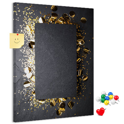 Tablero de corcho para pared Detalles dorados y plateados sobre un fondo negro.