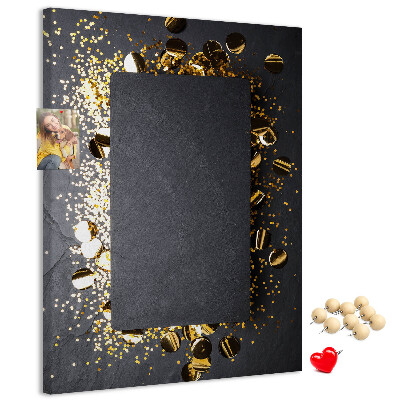 Tablero de corcho para pared Detalles dorados y plateados sobre un fondo negro.