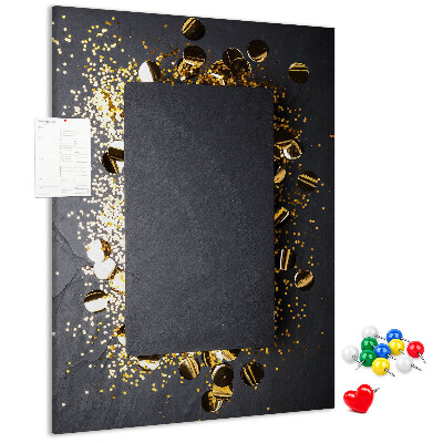 Tablero de corcho para pared Detalles dorados y plateados sobre un fondo negro.