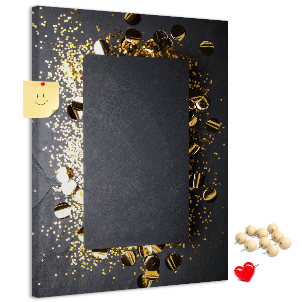 Tablero de corcho para pared Detalles dorados y plateados sobre un fondo negro.