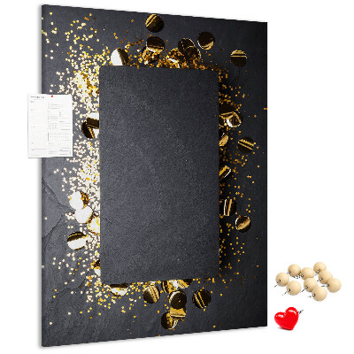 Tablero de corcho para pared Detalles dorados y plateados sobre un fondo negro.