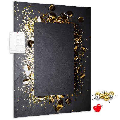 Tablero de corcho para pared Detalles dorados y plateados sobre un fondo negro.