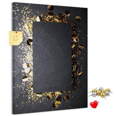 Tablero de corcho para pared Detalles dorados y plateados sobre un fondo negro.