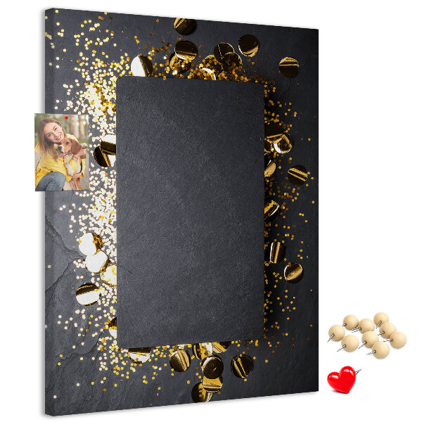 Tablero de corcho para pared Detalles dorados y plateados sobre un fondo negro.
