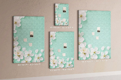 Pizarra de corcho decorativa con detalles florales sobre un fondo pastel