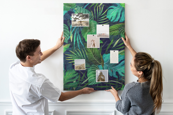 Pizarra de corcho decorativa diseño de hojas tropicales sobre fondo oscuro