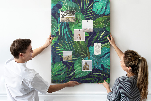 Pizarra de corcho decorativa diseño de hojas tropicales sobre fondo oscuro