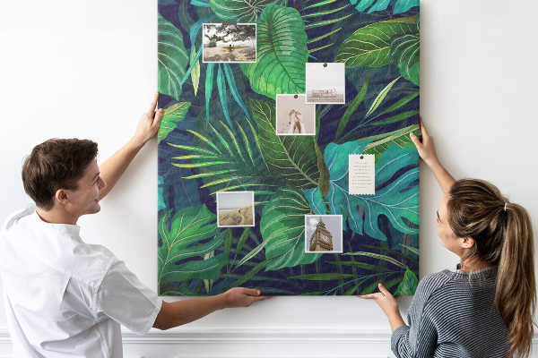 Pizarra de corcho decorativa diseño de hojas tropicales sobre fondo oscuro