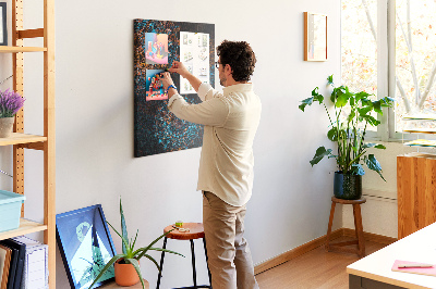 Pizarra de corcho decorativa con diseños de mandalas intrincados sobre fondo oscuro