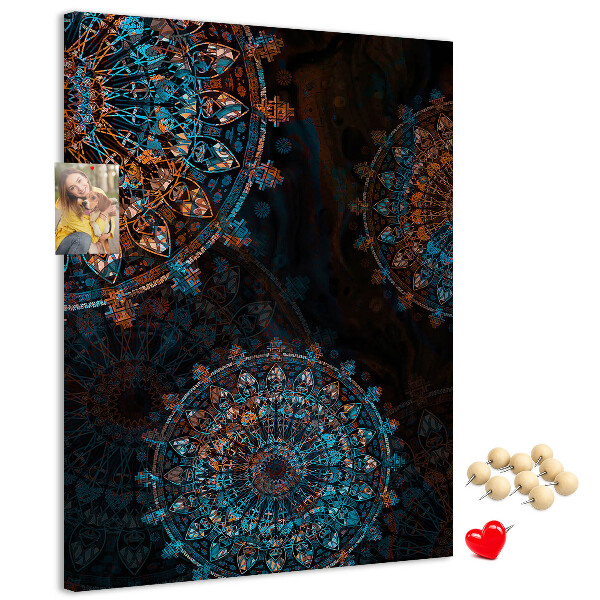 Pizarra de corcho decorativa con diseños de mandalas intrincados sobre fondo oscuro