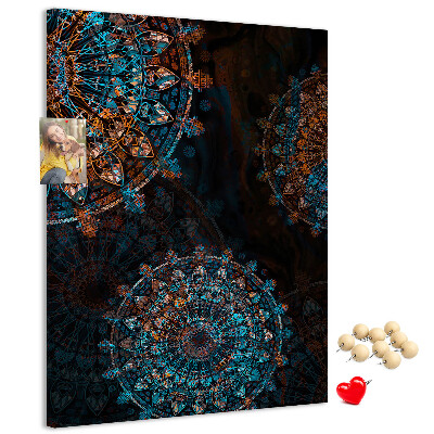 Pizarra de corcho decorativa con diseños de mandalas intrincados sobre fondo oscuro