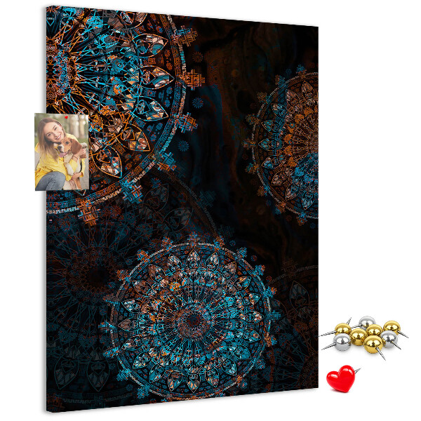 Pizarra de corcho decorativa con diseños de mandalas intrincados sobre fondo oscuro