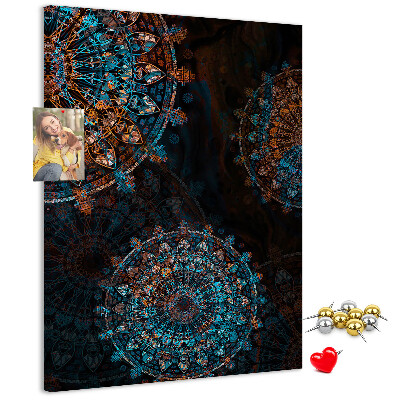 Pizarra de corcho decorativa con diseños de mandalas intrincados sobre fondo oscuro