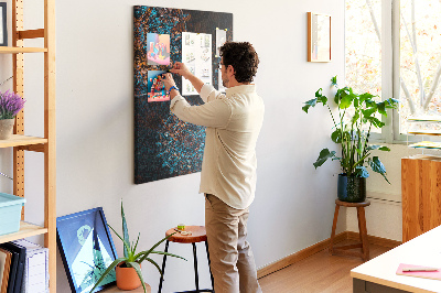 Pizarra de corcho decorativa con diseños de mandalas intrincados sobre fondo oscuro