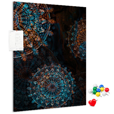 Pizarra de corcho decorativa con diseños de mandalas intrincados sobre fondo oscuro
