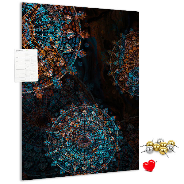 Pizarra de corcho decorativa con diseños de mandalas intrincados sobre fondo oscuro