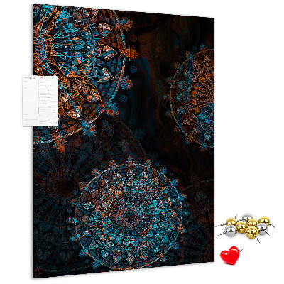 Pizarra de corcho decorativa con diseños de mandalas intrincados sobre fondo oscuro