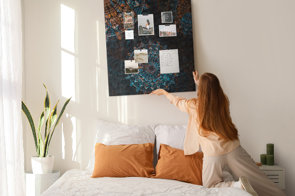 Pizarra de corcho decorativa con diseños de mandalas intrincados sobre fondo oscuro
