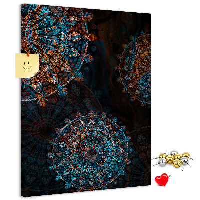 Pizarra de corcho decorativa con diseños de mandalas intrincados sobre fondo oscuro