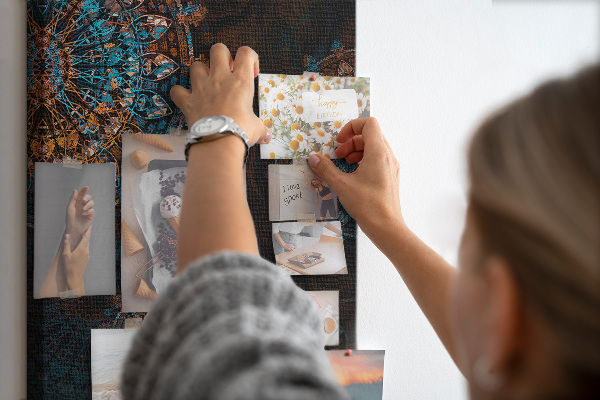 Pizarra de corcho decorativa con diseños de mandalas intrincados sobre fondo oscuro