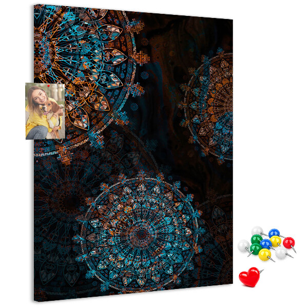 Pizarra de corcho decorativa con diseños de mandalas intrincados sobre fondo oscuro