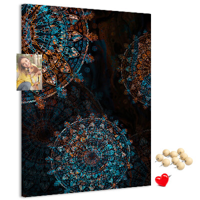 Pizarra de corcho decorativa con diseños de mandalas intrincados sobre fondo oscuro