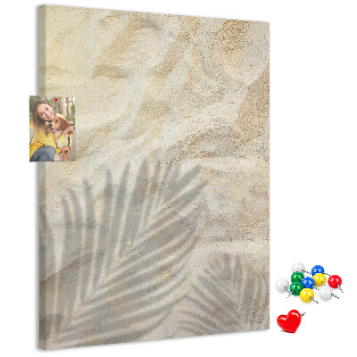 Tablero de corcho para pared con diseño de arena del desierto y la delicada sombra de una hoja