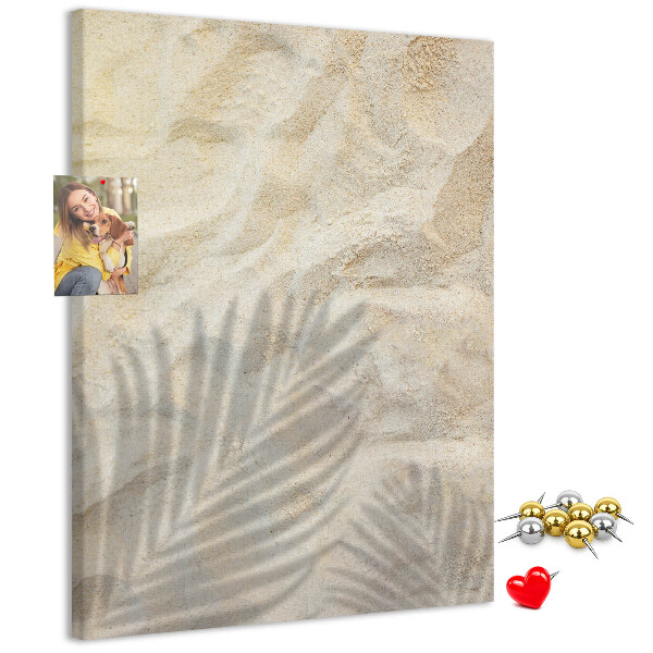 Tablero de corcho para pared con diseño de arena del desierto y la delicada sombra de una hoja
